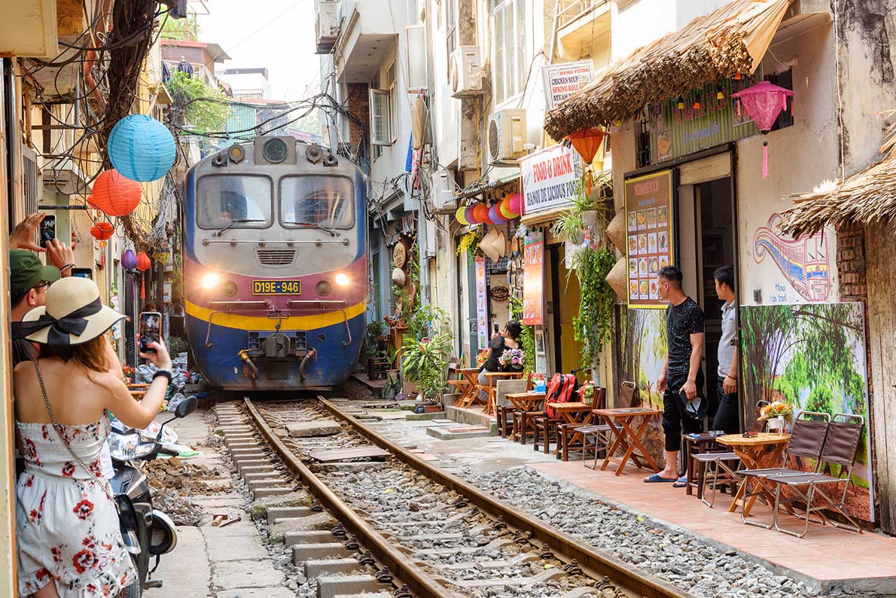 hanoi train street - 6 Days In Vietnam